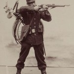 Uma foto pré-guerra, com um soldado preparando um tiro e com a sua bike dobrável nas costasImagens: Joe Robinson
