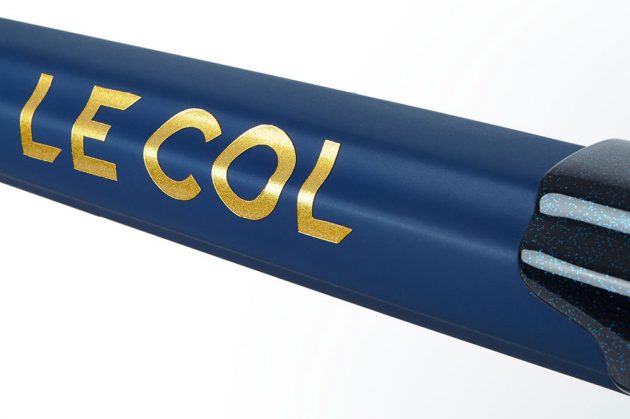 O logotipo da Gold Le Col complementa a assinatura de Ernesto Colnago na outra extremidade do tubo superior.