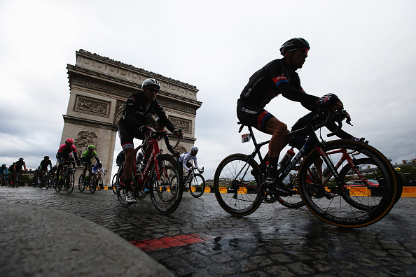 PARIS, FRANCE - JULY 26:  The peloton rides past the Arc de Triomphe during the twenty first stage of the 2015 Tour de France, a 109.5 km stage between Sevres and Paris Champs-Elysees, on July 26, 2015 in Paris, France.  (Photo by Doug Pensinger/Getty Images)