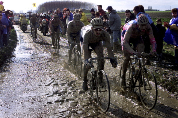 15-04-2001: Paris-Roubaix - Servais Knaven, Domo Farm Frites side om side med Ludo Dierckxsens, Lampre. (Photo by Lars Ronbog/FrontzoneSport via Getty Images)