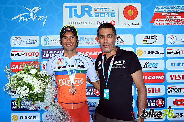 Chamorro e Manzo comemorando o pódio na última etapa da volta da Turquia. (Foto: Luis Claudio Antunes/Bike76)