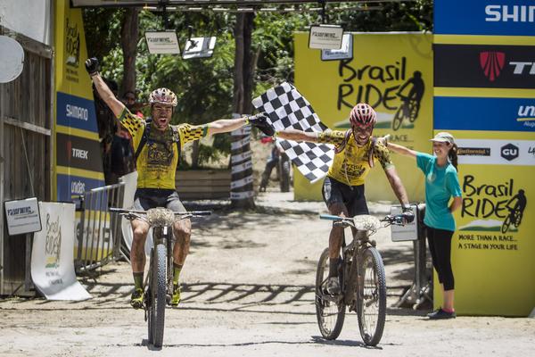Avancini e Jiri Novak comemoram o título do ano passado.  Foto:Fabio Piva / Brasil Ride
